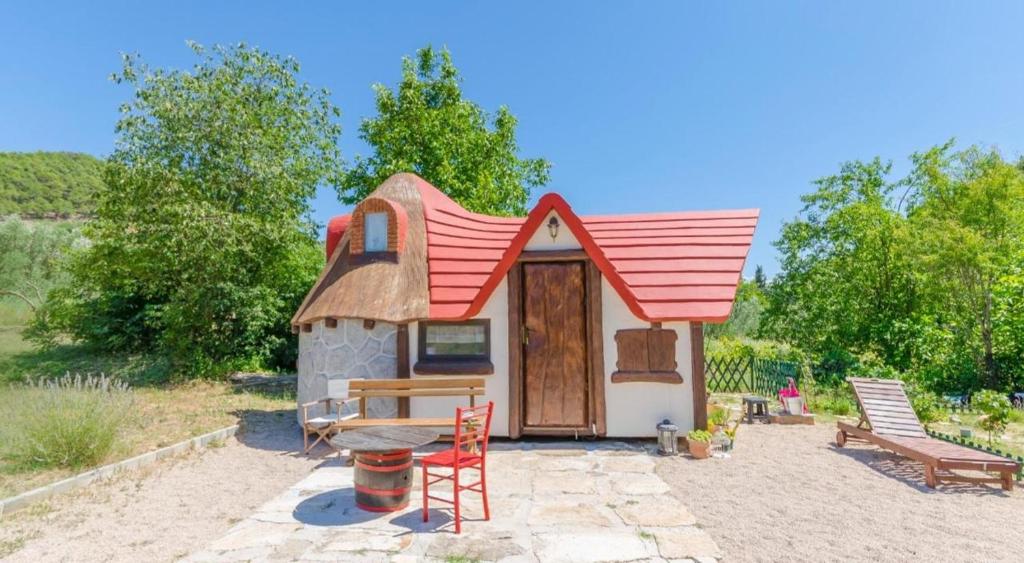 een klein speelhuisje met een rood dak bij Krka Fairytale Little Castle in Skradin