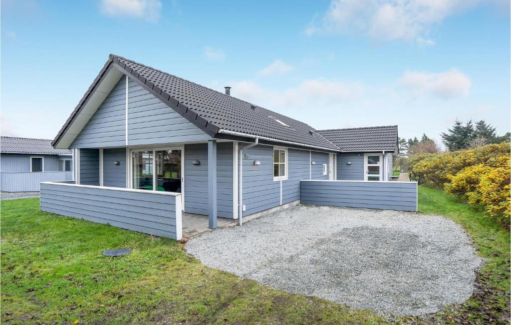 Bjerregårdにある3 Bedroom Awesome Home In Hvide Sandeの灰色の家