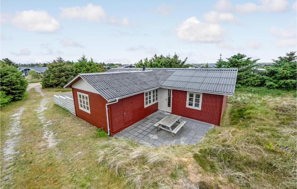 Bjerregårdにある3 Bedroom Pet Friendly Home In Hvide Sandeの野地のベンチ付き小屋
