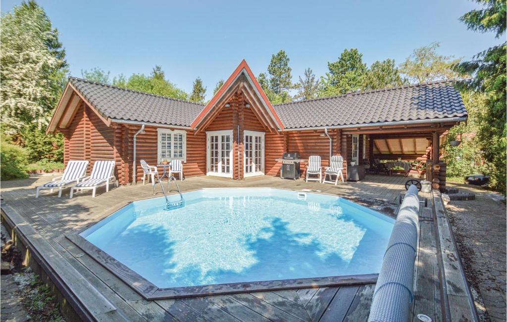 Bazén v ubytovaní Awesome Home In Lundby With Private Swimming Pool, Can Be Inside Or Outside alebo v jeho blízkosti