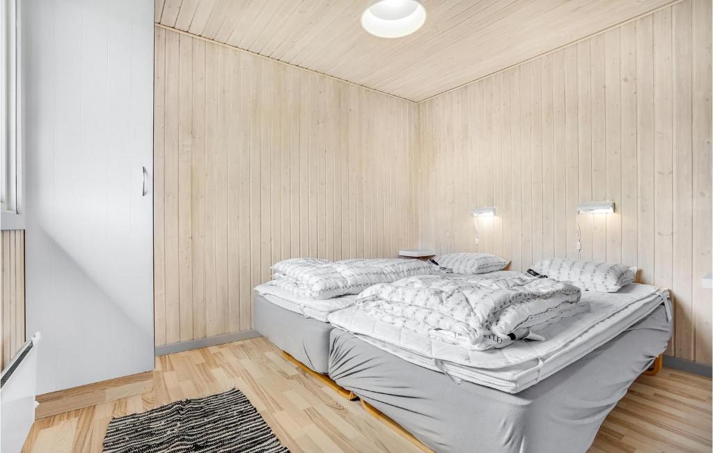 Postel nebo postele na pokoji v ubytování Holiday Home Fridavej Grenaa Xii