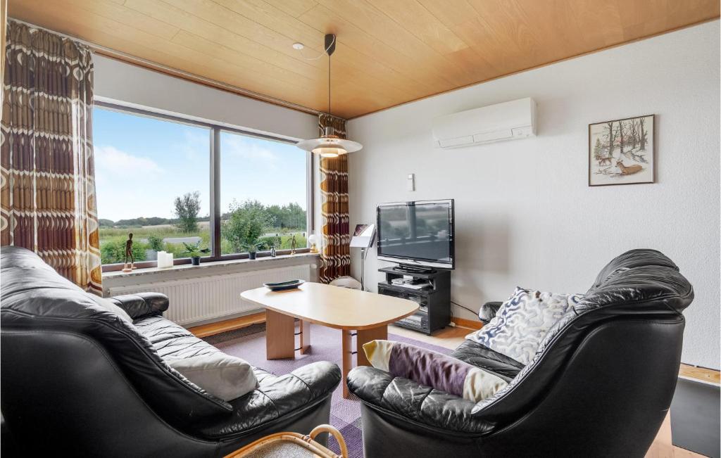 TV a/nebo společenská místnost v ubytování 3 Bedroom Pet Friendly Home In Nordborg