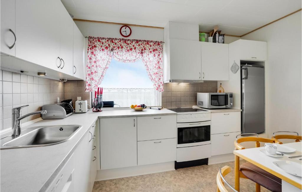 Kuchyň nebo kuchyňský kout v ubytování 3 Bedroom Pet Friendly Home In Nordborg