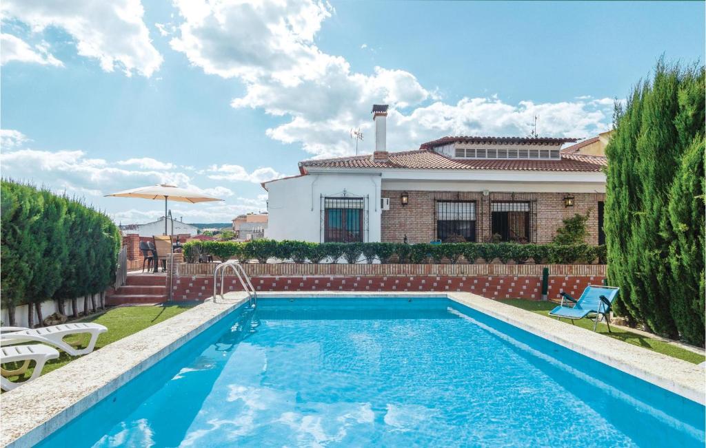 uma piscina em frente a uma casa em Stunning Home In Hornachuelos With Kitchen em Hornachuelos