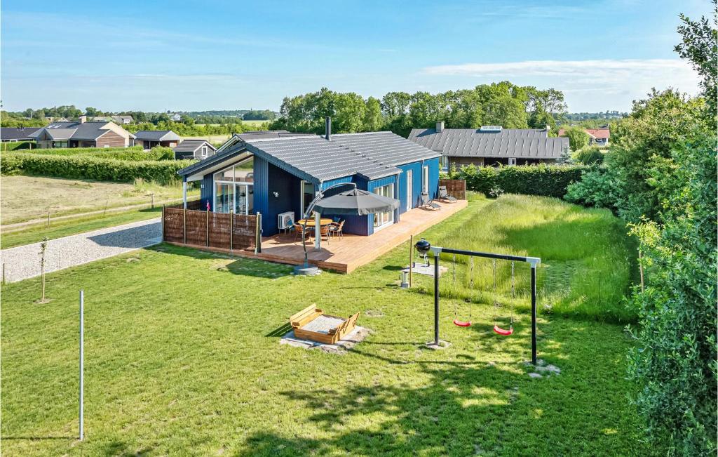 una vista aérea de una casa azul en un patio en Beautiful Home In Sydals With Kitchen, en Neder Lysabild