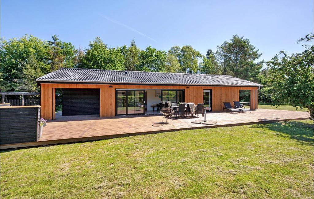 Zahrada ubytování Lovely Home In Grenaa With Wifi