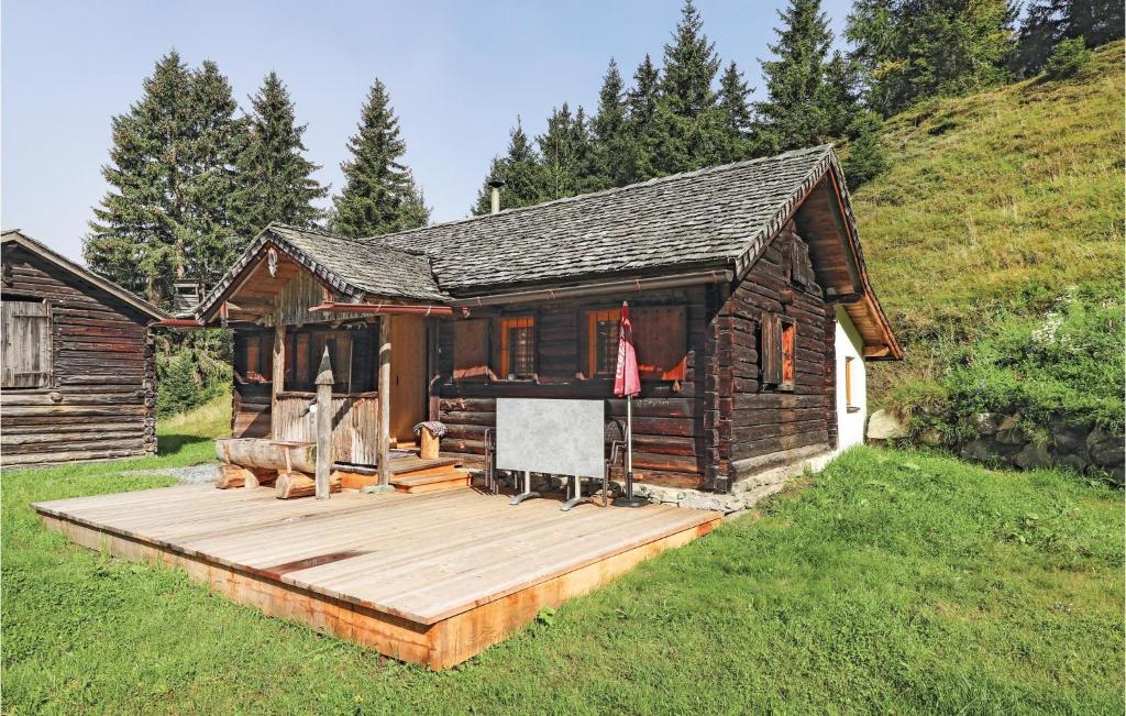 domek z bali z tarasem na dziedzińcu w obiekcie Ferienhaus Mit Bergidylle w mieście Mittersill
