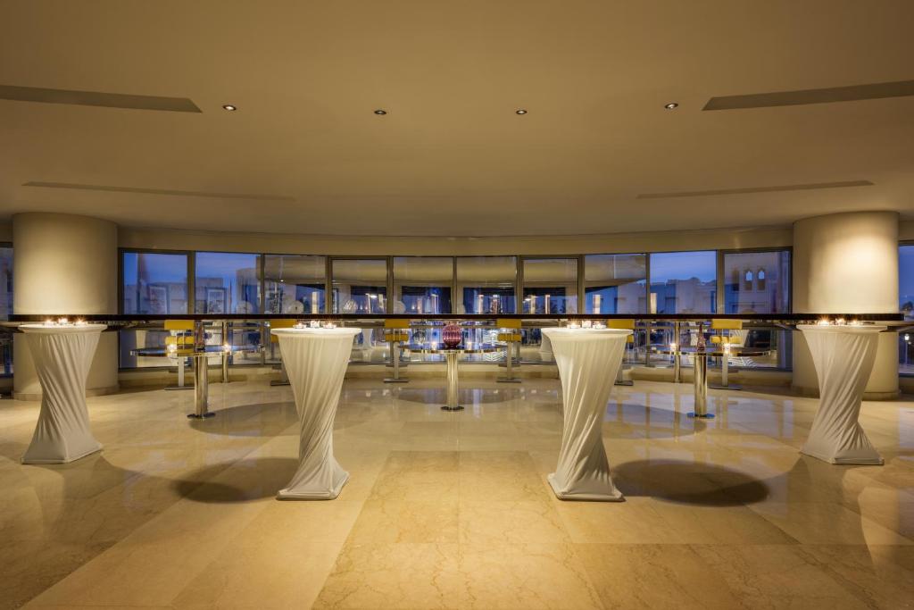 Restaurace v ubytování Qabila Westbay Hotel