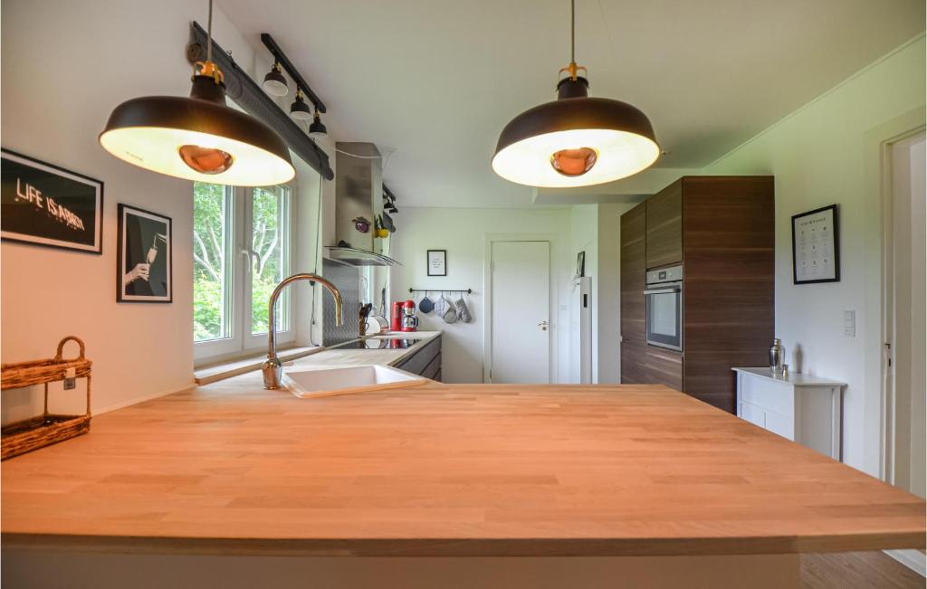 Kuchyň nebo kuchyňský kout v ubytování Beautiful Home In Rønde With Kitchen