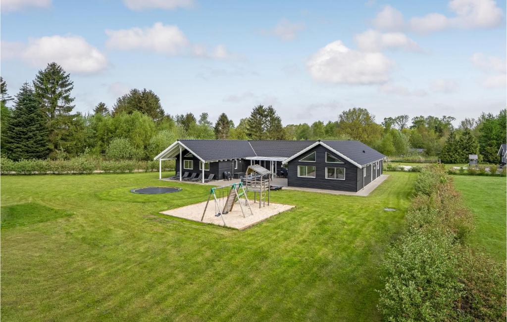 FjellerupにあるBeautiful Home In Glesborg With 9 Bedrooms, Sauna And Indoor Swimming Poolの庭中遊び場付家