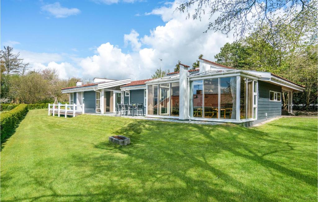 une maison avec une grande pelouse devant elle dans l'établissement Stunning Home In Haarby With 5 Bedrooms, Sauna And Wifi, à Brydegård