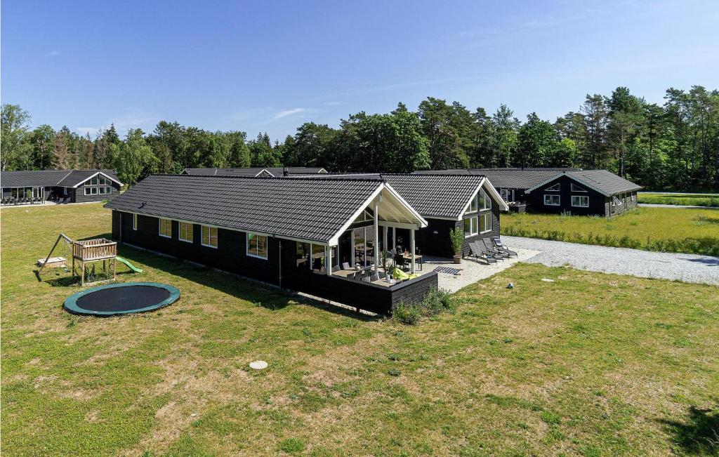 una grande casa nera con tetto di gamberetti di Amazing Home In Frederiksvrk With Wifi a Frederiksværk