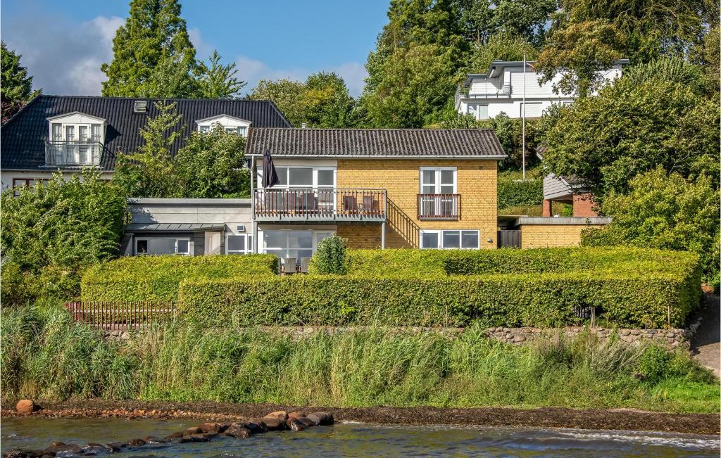 Rønshevedにある4 Bedroom Amazing Home In Krusの川の横の丘の上の家