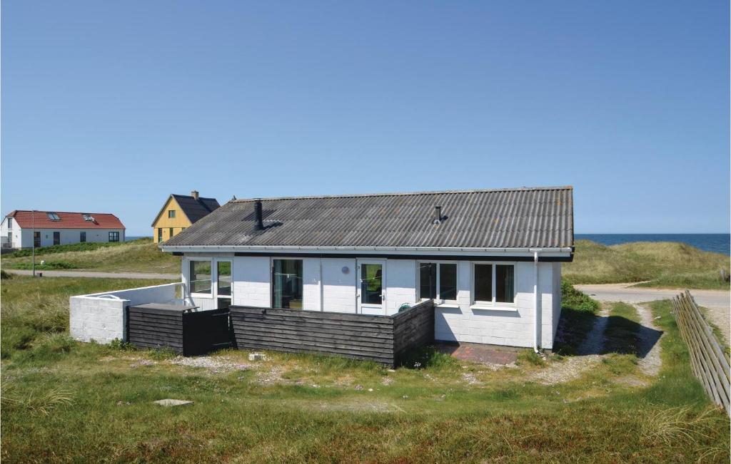 FrøstrupにあるAmazing Home In Frstrup With 3 Bedrooms And Wifiの小さな白屋