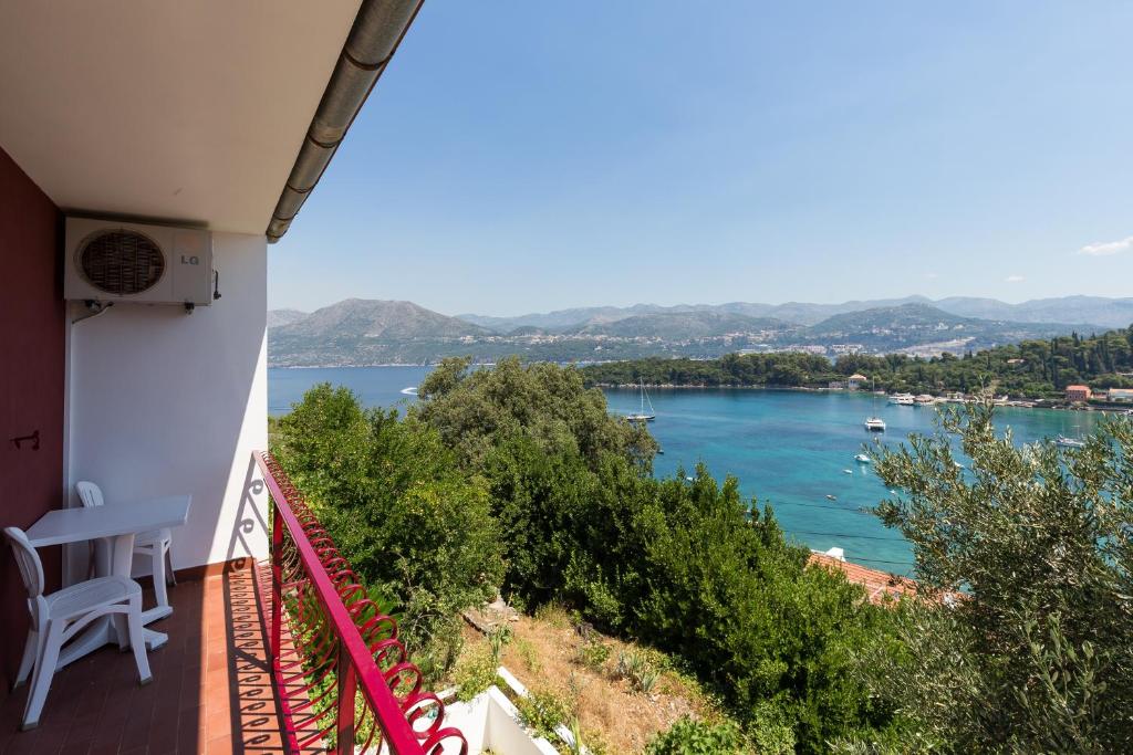 einen Balkon mit Blick auf einen Wasserkörper in der Unterkunft Guest House Oreb in Koločep