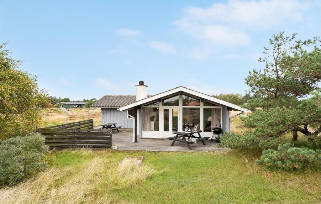 Casa pequeña con porche y terraza en Hedebo, en Fanø