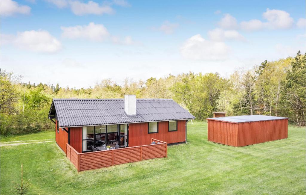 ホにあるBeautiful Home In Blvand With 3 Bedrooms And Wifiの芝生の上に灰色の屋根の赤い家