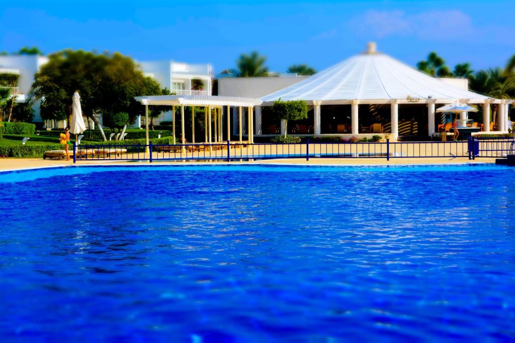 Bazén v ubytování Royal Monte-Carlo Sharm Resort & SPA nebo v jeho okolí
