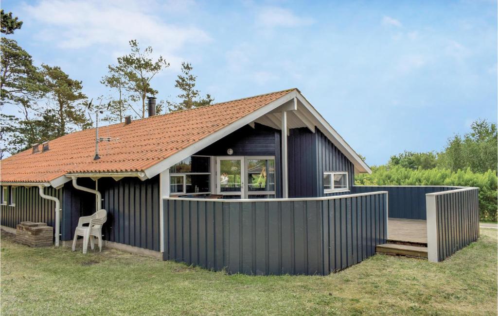 エーベルトフトにあるStunning Home In Ebeltoft With 4 Bedrooms, Sauna And Wifiの黒小屋