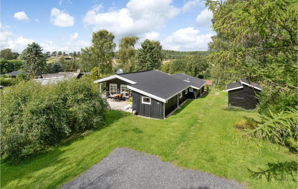 エーベルトフトにあるStunning Home In Ebeltoft With Wifiの庭付きの家屋の空中風景