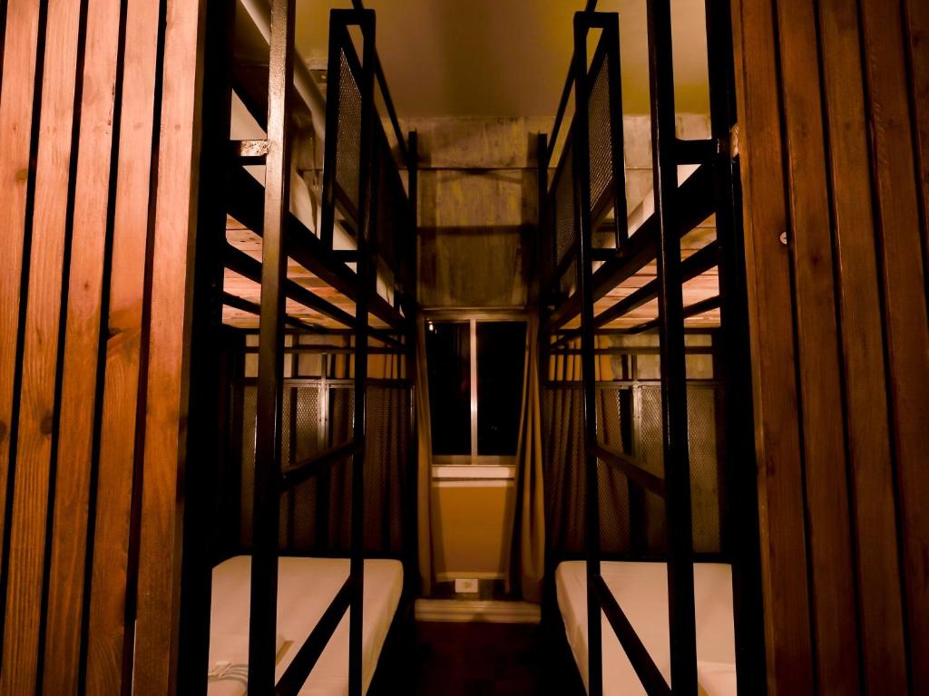 Palanda nebo palandy na pokoji v ubytování CONNECTOR Hostel