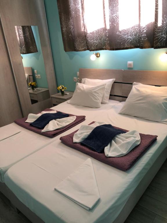 łóżko z dwoma ręcznikami na górze w obiekcie Faros apartment w mieście Sfakia
