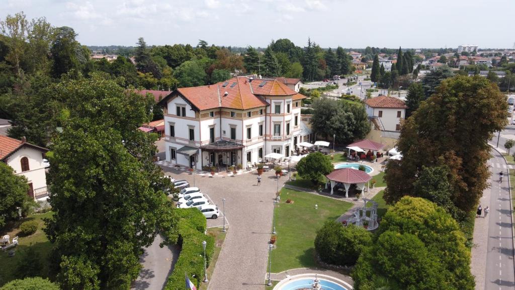 an aerial view of a large house in a city at Hotel Villa Stucky in Mogliano Veneto