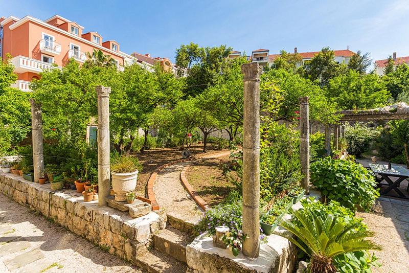 Vonkajšia záhrada v ubytovaní Heritage Dvori with garden, free parking next to sea beautiful location