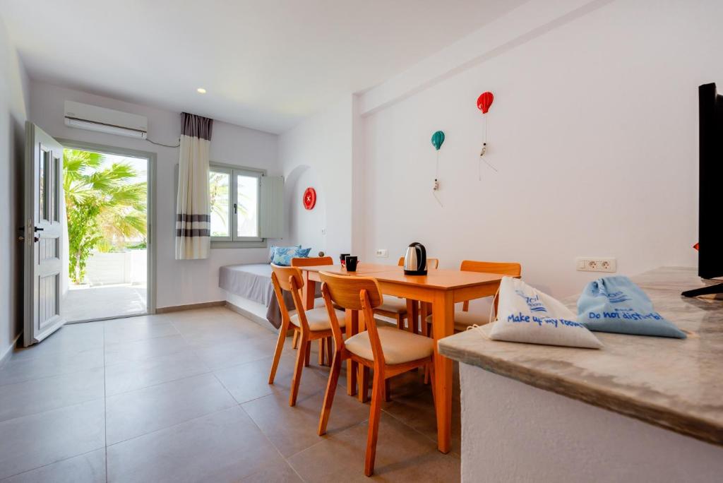 TV in/ali zabaviščno središče v nastanitvi Sigalas Beach Hotel