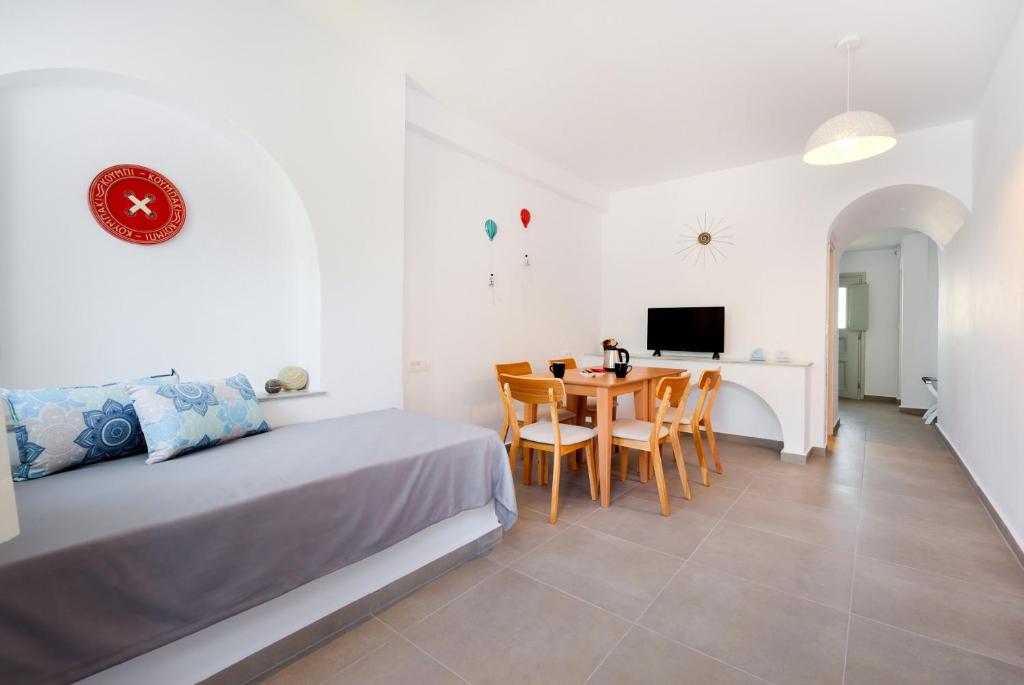 TV in/ali zabaviščno središče v nastanitvi Sigalas Beach Hotel