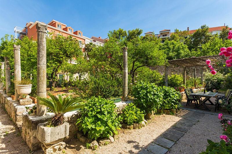 Vonkajšia záhrada v ubytovaní Heritage Dvori with garden, free parking next to sea beautiful location