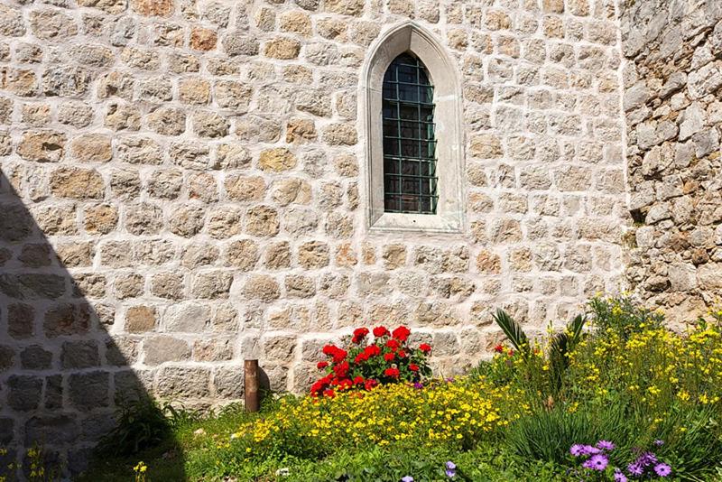 Vonkajšia záhrada v ubytovaní Heritage Dvori with garden, free parking next to sea beautiful location