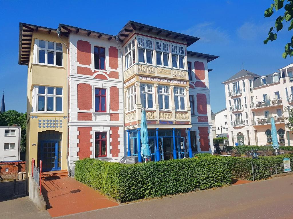 a tall building on the side of a street at Villa-Emmy-App-02 in Ahlbeck