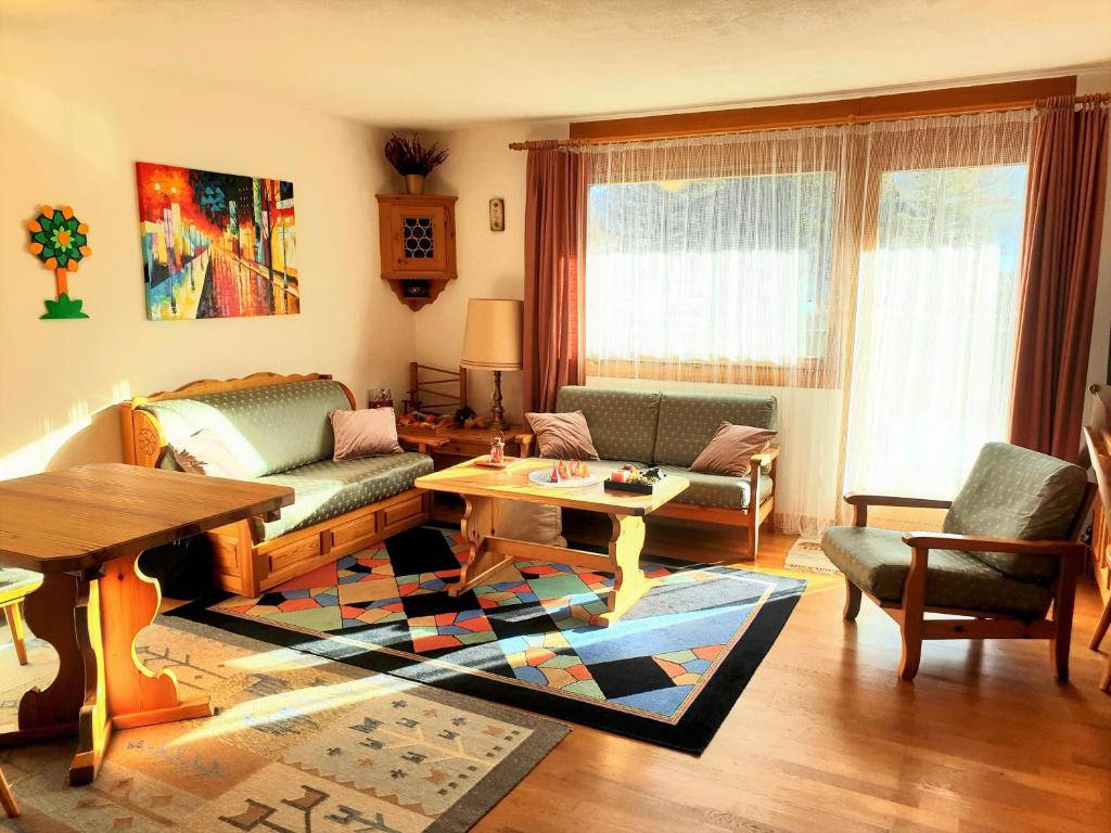 sala de estar con sofá y mesa en Pra d'Sura 104 en Maloja