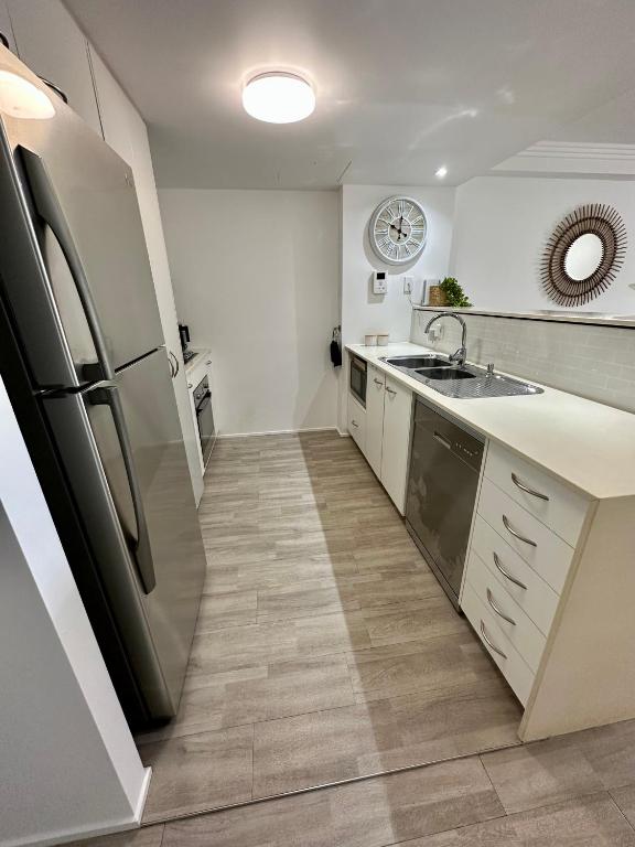 Kuchyň nebo kuchyňský kout v ubytování Bargara Oceanfront Luxury Grd Flr Apartment