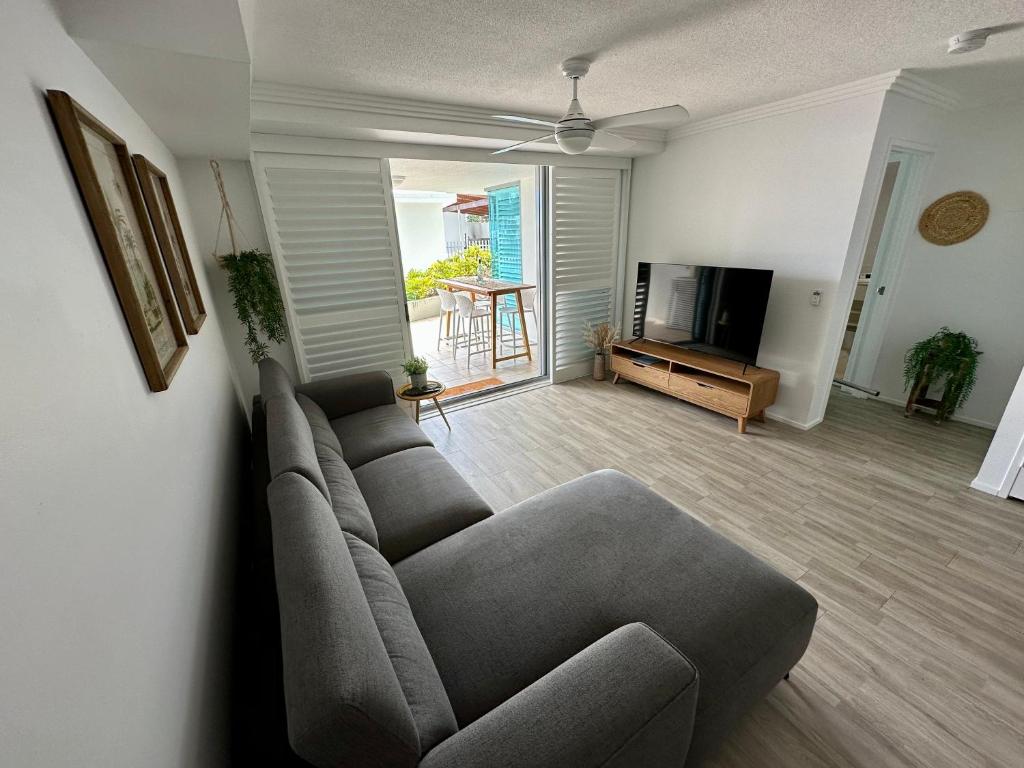TV a/nebo společenská místnost v ubytování Bargara Oceanfront Luxury Grd Flr Apartment