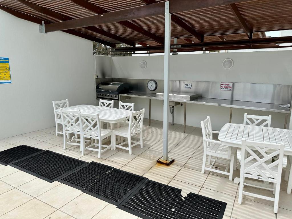 Kuchyň nebo kuchyňský kout v ubytování Bargara Oceanfront Luxury Grd Flr Apartment