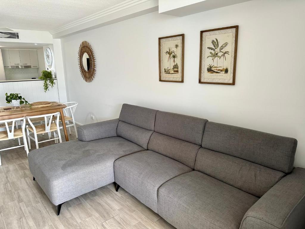 Posezení v ubytování Bargara Oceanfront Luxury Grd Flr Apartment