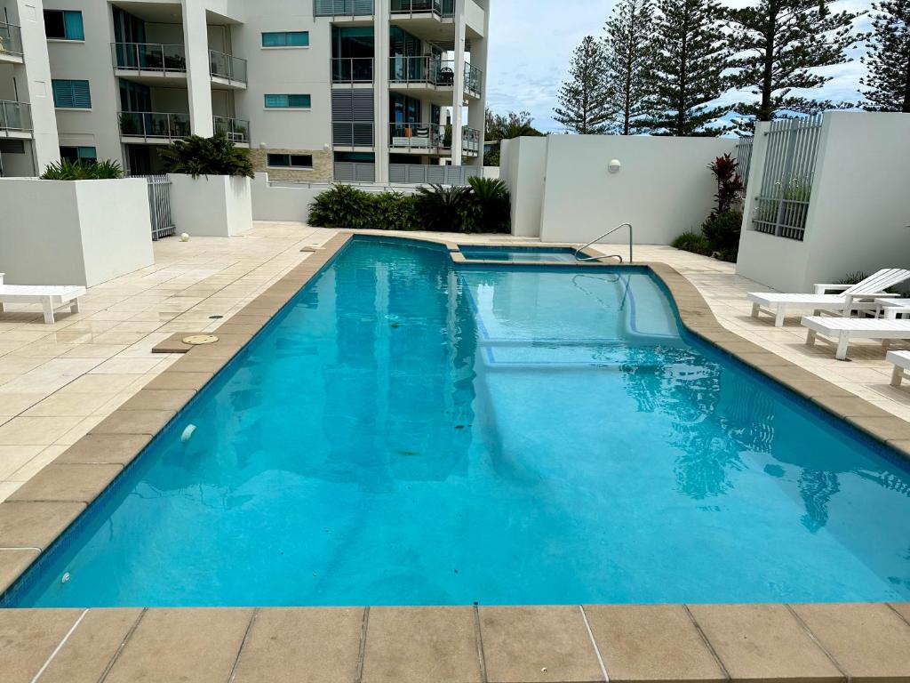 Bazén v ubytování Bargara Oceanfront Luxury Grd Flr Apartment nebo v jeho okolí