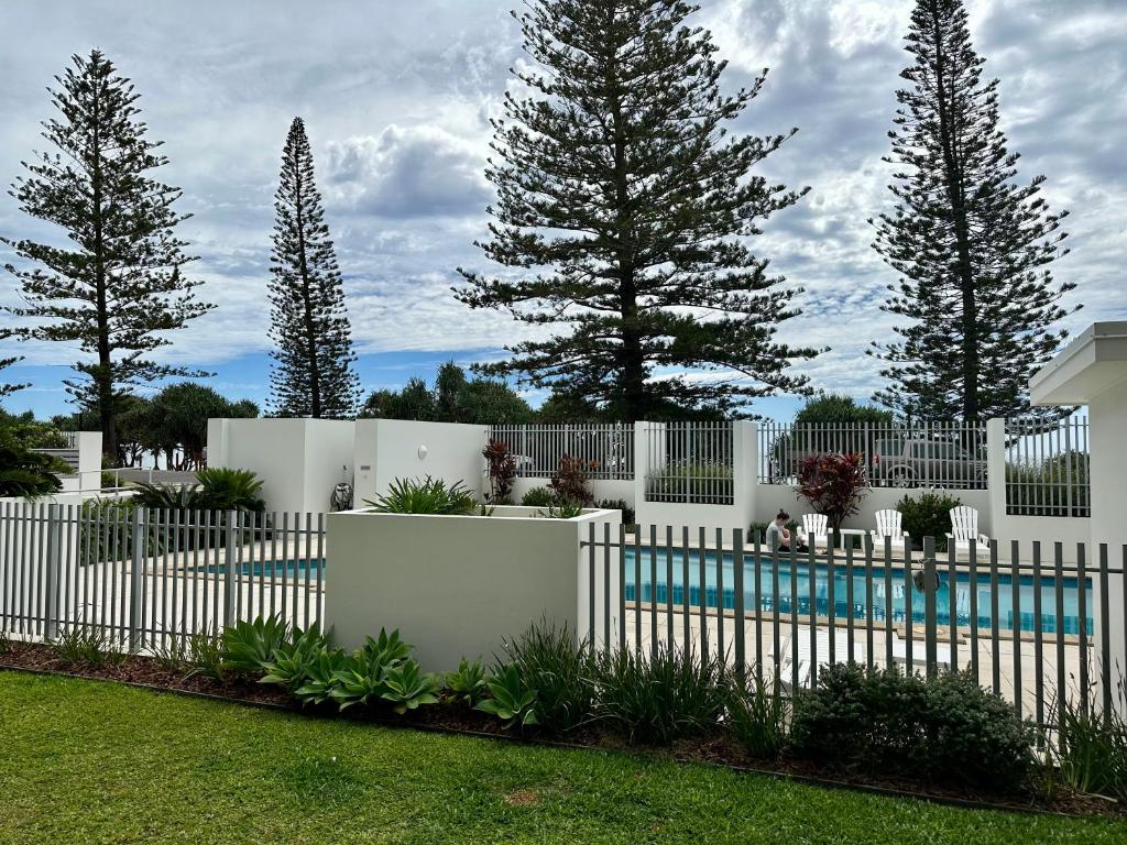 Bazén v ubytování Bargara Oceanfront Luxury Grd Flr Apartment nebo v jeho okolí