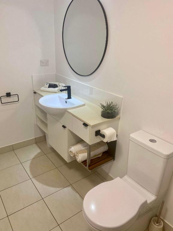 Koupelna v ubytování Bargara Oceanfront Luxury Grd Flr Apartment