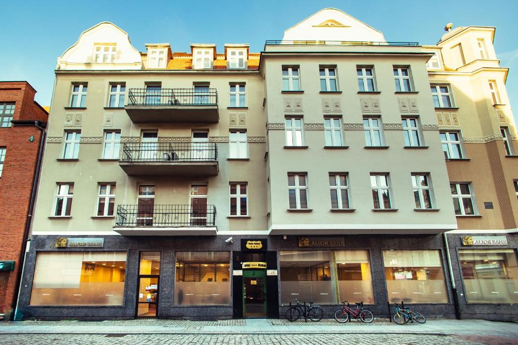 um grande edifício com bicicletas estacionadas em frente em Hotel - Apartamenty Heban em Toruń