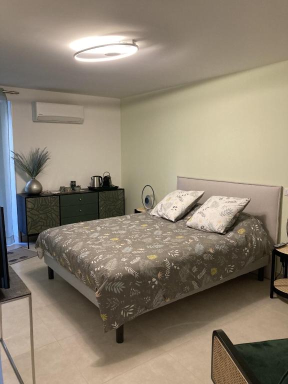 Postel nebo postele na pokoji v ubytování Chambre d'hôtes Bambou- A l'Ombre des Tilleuls