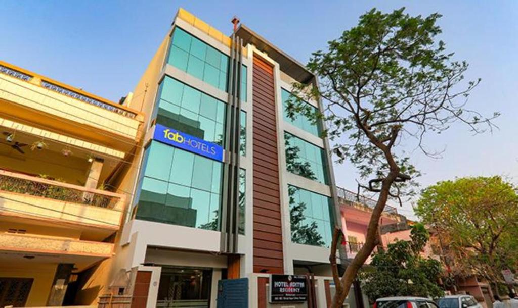 een gebouw met een bord aan de zijkant bij FabHotel Super 3 Premium in Varanasi