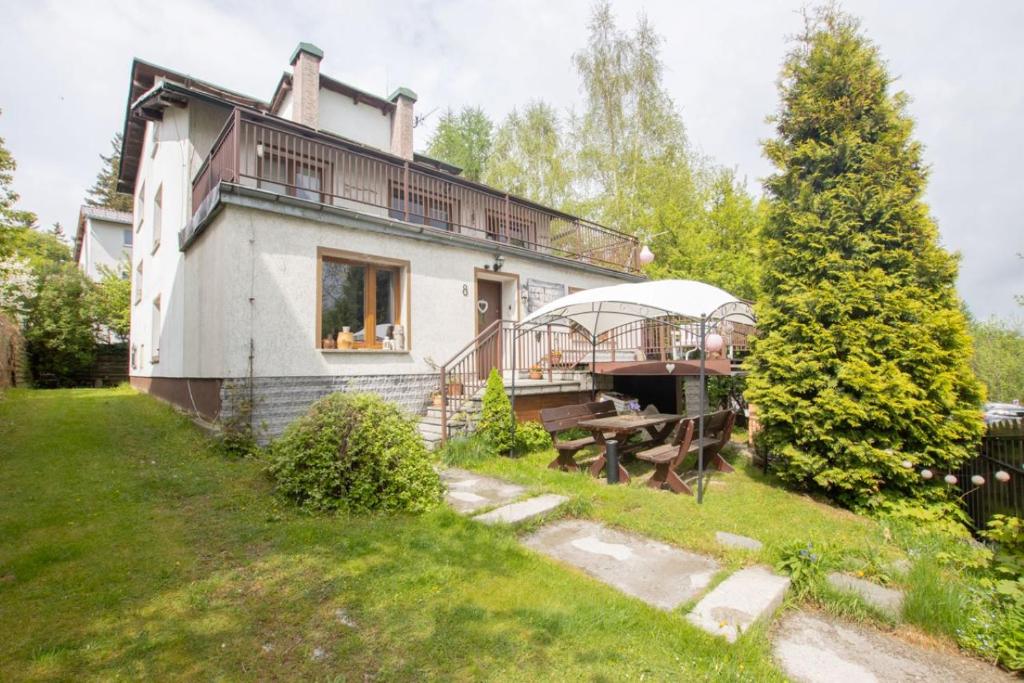 een groot huis met een balkon en een tuin bij Luna Pokoje Gościnne in Szklarska Poręba