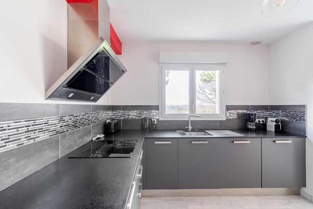 Kuchyňa alebo kuchynka v ubytovaní Maison pour 6 à Erquy - Piscine collective