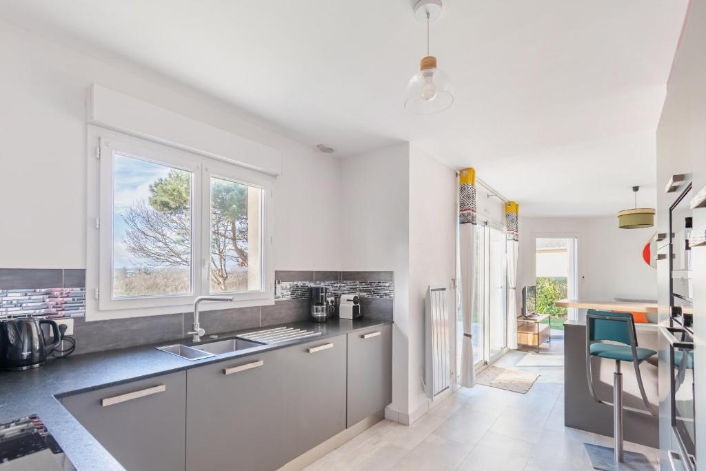 Kuchyňa alebo kuchynka v ubytovaní Maison pour 6 à Erquy - Piscine collective