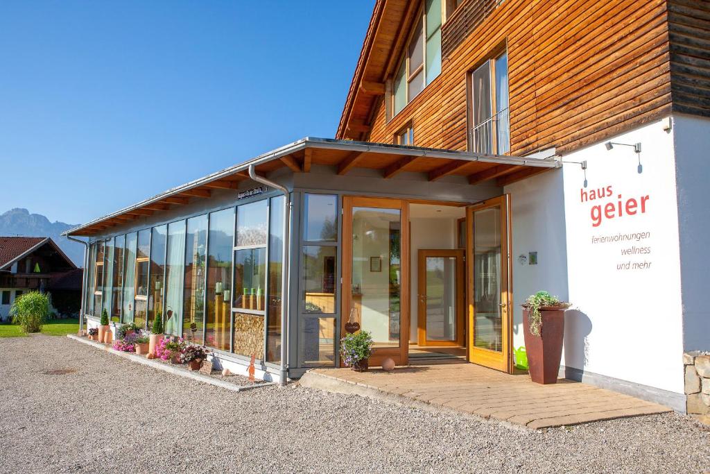 een gebouw met glazen deuren aan de zijkant bij Haus Geier in Rieden