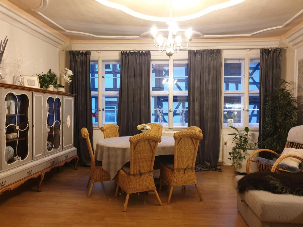 Posezení v ubytování Stillvolle Designwohnung im historischen Zentrum