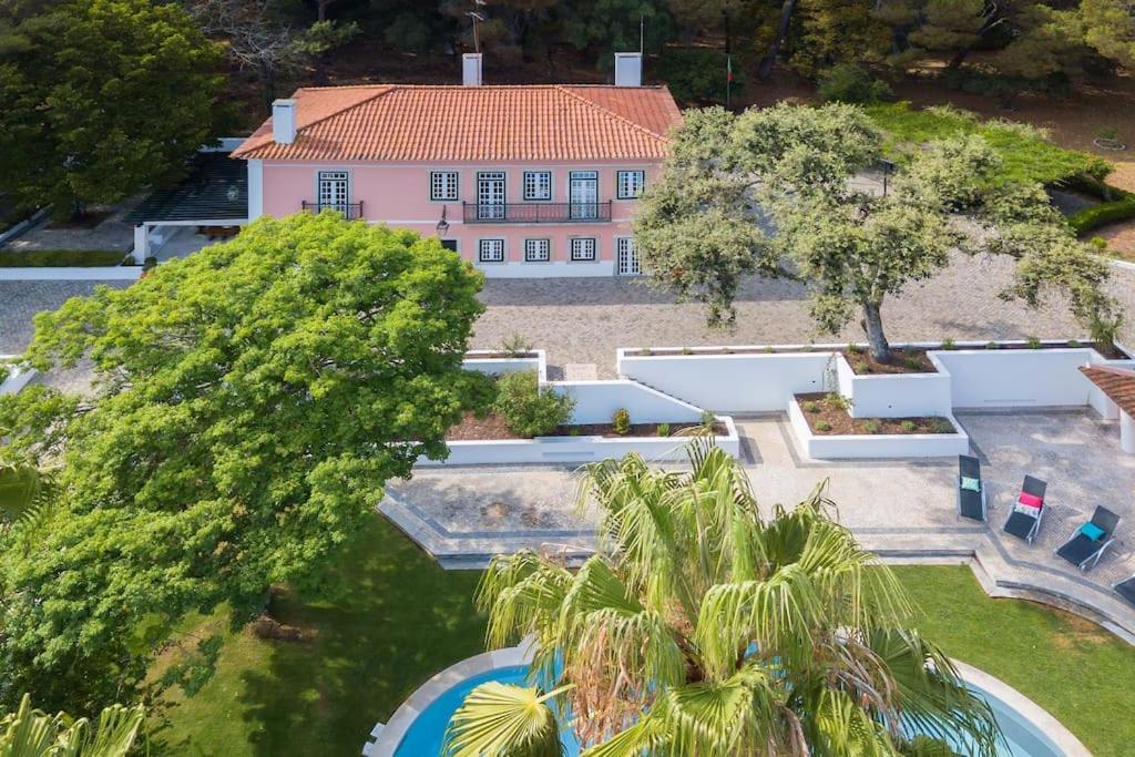 een luchtzicht op een huis met een zwembad en bomen bij Casa do Presidente in Lissabon